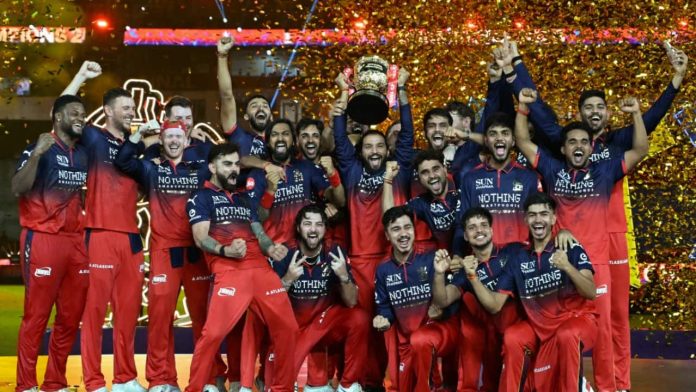 విరాట్ కోహ్లి యొక్క RCB చరిత్ర సృష్టించింది, మొదటి క్రికెట్ ఫ్రాంచైజీగా…